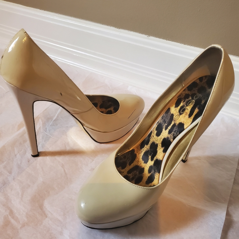 BEBE cream patten leather pumps